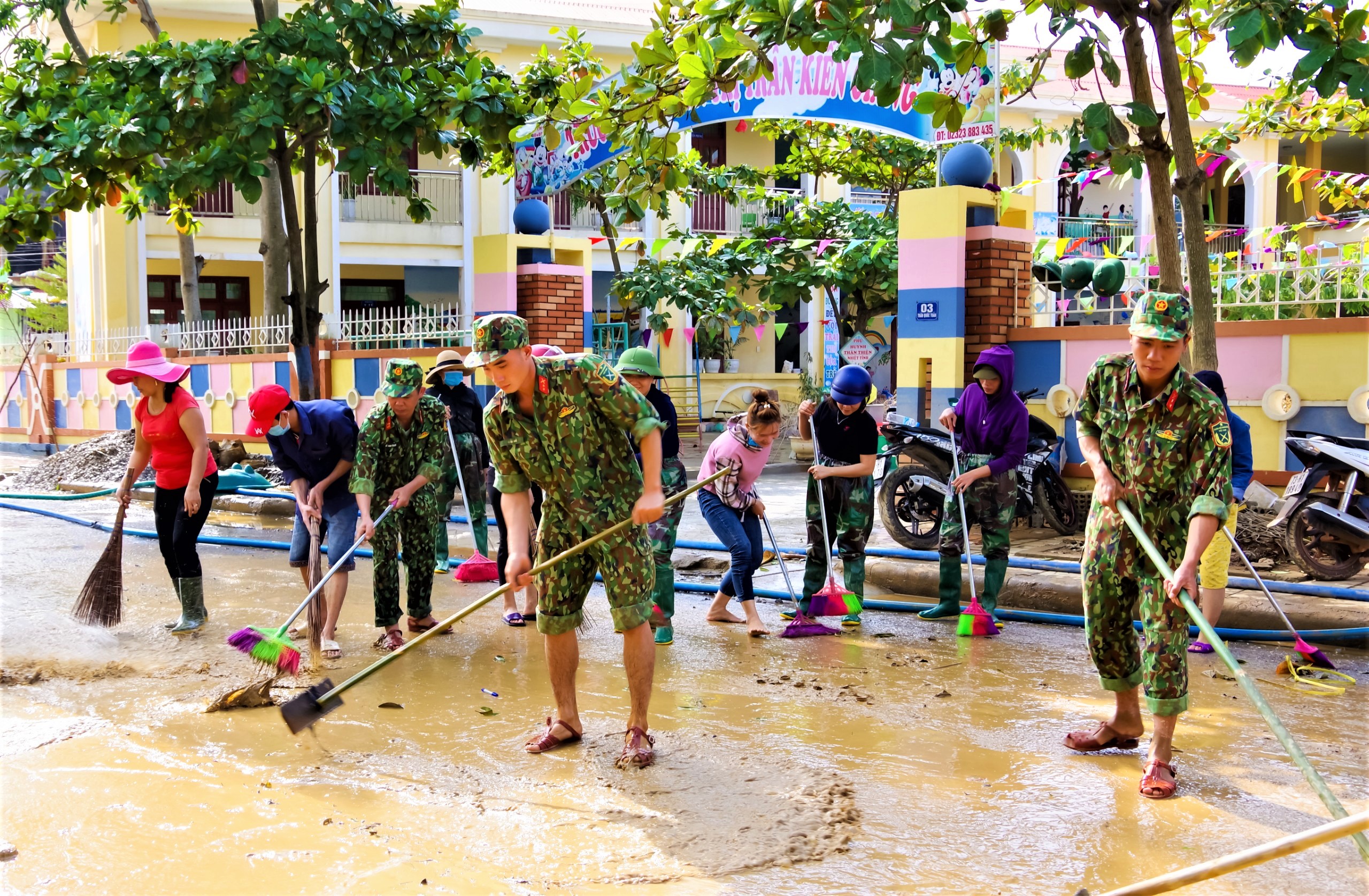 Kịp thời giúp dân khắc phục hậu quả mưa lũ